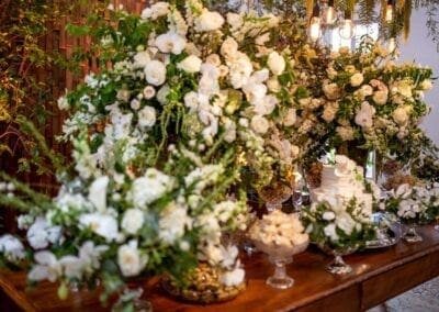 Mesa de bolo decorada com flores