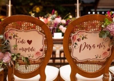 Cadeira dos noivos com dizeres "todo amor do mundo para nós"