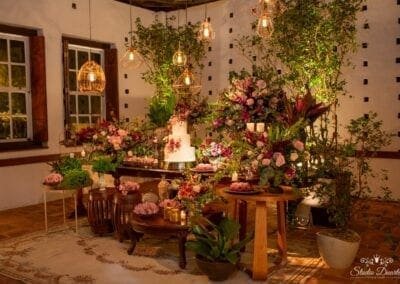 Mesa decorada com flores