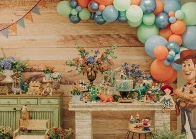 Decoração com flores festa de aniversário