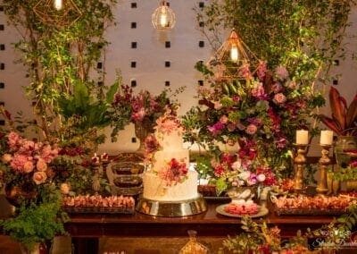 Mesa decorada de bolo e doces