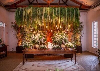 Mesa de bolo decorada com flores