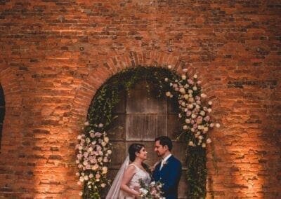 Noivos em frente à arco florado