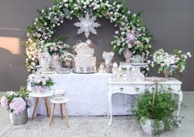 Decoração da mesa de bolo batizado