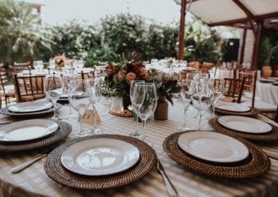 Mesa de jantar decorada com flores