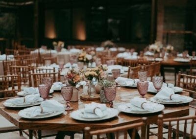 Mesa de jantar decorada com flores