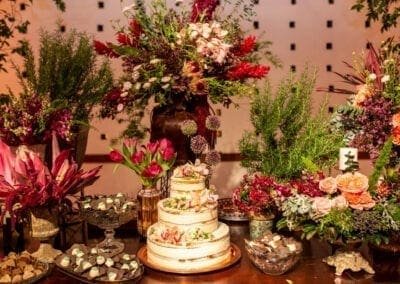 Bolo dos noivos decorado com orquídeas com docinhos a volta