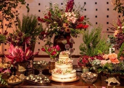 Bolo dos noivos e docinhos