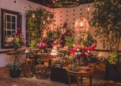 Mesa de bolo decorada com mesas laterais e luz pendente