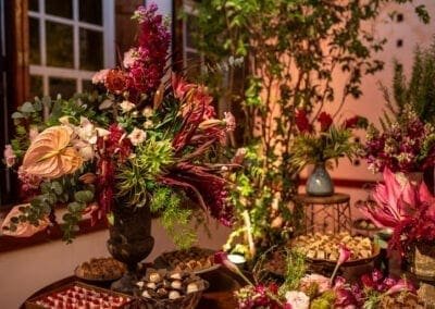 Arranjo de flores compondo a mesa de doces