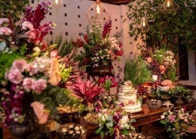 Mesa de bolo decorada com vasos de diversas alturas