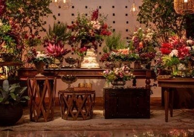 Mesa de bolo decorada com flores