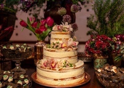 Bolo da noiva enfeitado com orquídeas