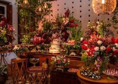 Mesa de bolo decorado com flores