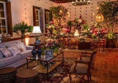 Lounge à frente e ao fundo mesa de bolo