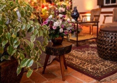 Vaso de flores sobre a banqueta