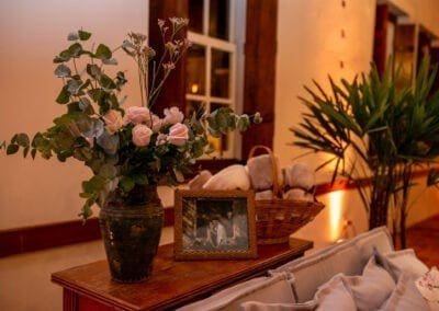 Vaso com arranjo de flores