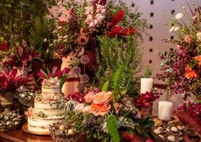 Mesa de bolo decorado com flores e velas