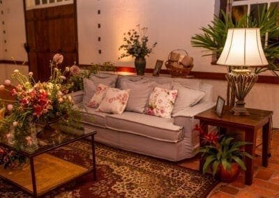 Lounge decorado com móveis e flores