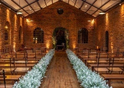 Vista da entrada do salão decorado com flores brancas