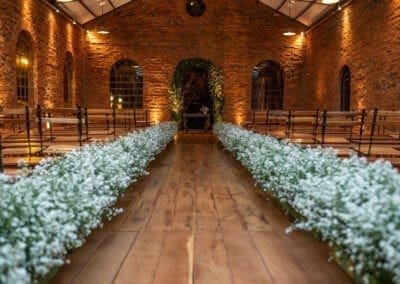 Entrada do salão decorado com flores brancas