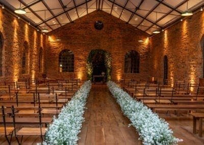 Salão de cerimônia decorado com flores brancas