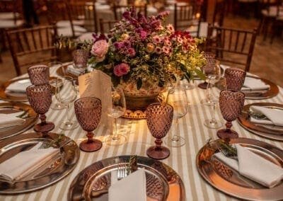 Centro da mesa decorada com arranjo baixo com flores