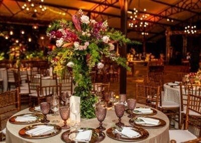 Mesa enfeitada com arranjo alto flores brancas