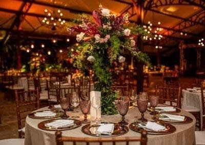 Mesa enfeitada com arranjo alto