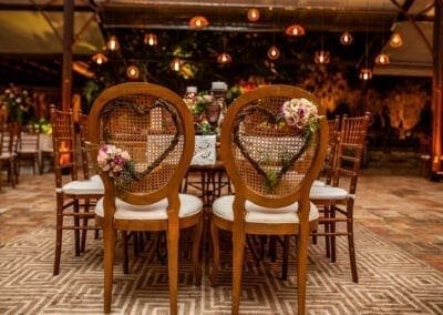 Cadeiras dos noivos enfeitadas com coração