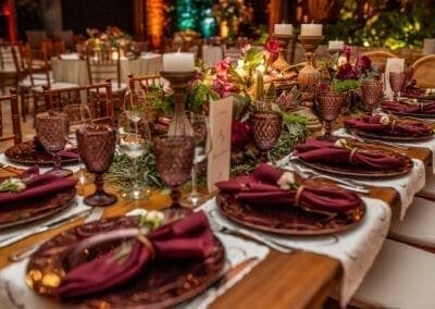 Decoração da mesa com arranjo disposto sobre a mesa