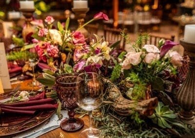 Detalhes da decoração das mesas flores e galhos