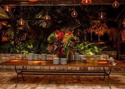 Mesa decorada com arranjo de flores