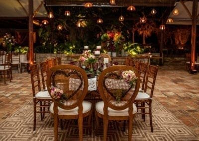 Foto das cadeiras dos noivos enfeitadas