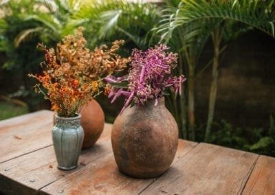 Arranjo de flores compondo o cenário da festa