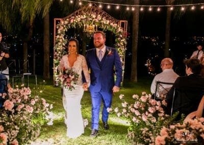 Enfim casados saindo do altar