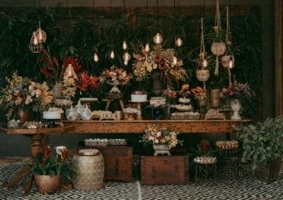 Decoração de mesa de bolos com flores