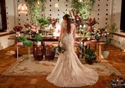 Noiva com buquê e mesa decorada