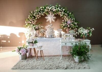 Decoração com arco de flores