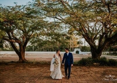 Detalhes dos noivos com buquê