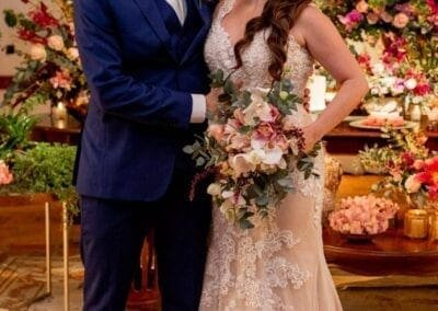 Detalhes dos noivos com buquê